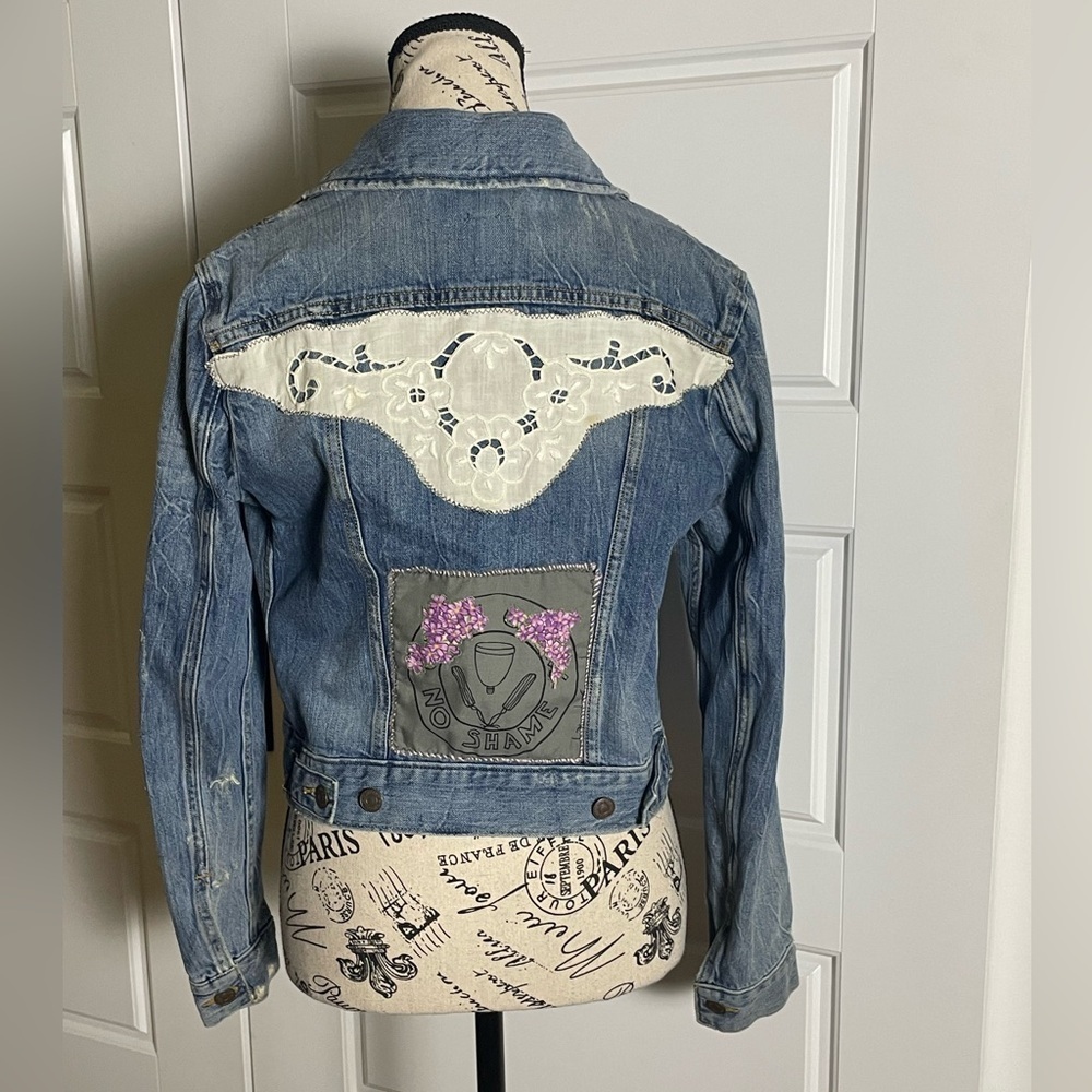 Levi Strauss & Co Women’s Medium wash Denim Jacket No Shame Patches